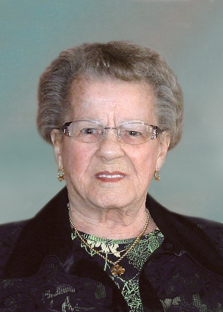 Mme Adrienne Desrochers Cayer