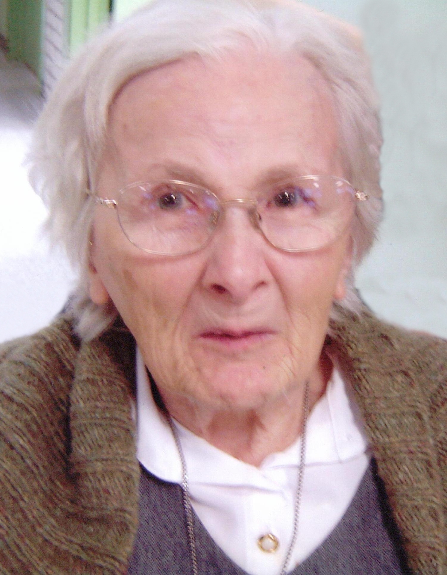 Mme Madeleine Lemay